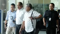 Anggota DPR RI, Melchias Marcus Mekeng (kedua kiri) meninggalkan gedung KPK usai diperiksa, Jakarta, Kamis (10/8). Melchias Marcus Mekeng diperiksa sebagai saksi TPK pengadaan paket penerapan KTP elektronik. (Liputan6.com/Helmi Fithriansyah)