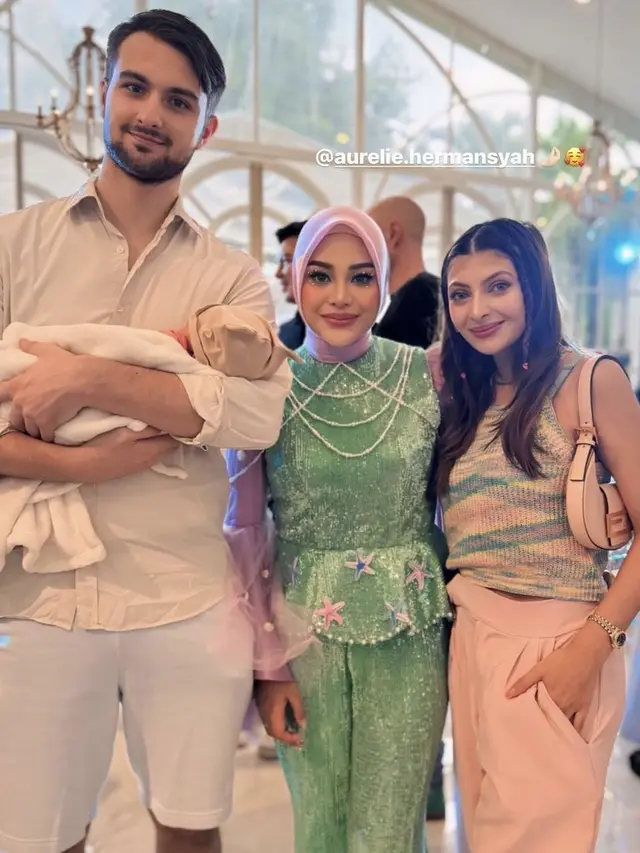 Gaya Publik Figur Hadir di Ulang Tahun Azura ke-1 Anak Kedua Atta Halilintar dan Aurel Hermansyah.