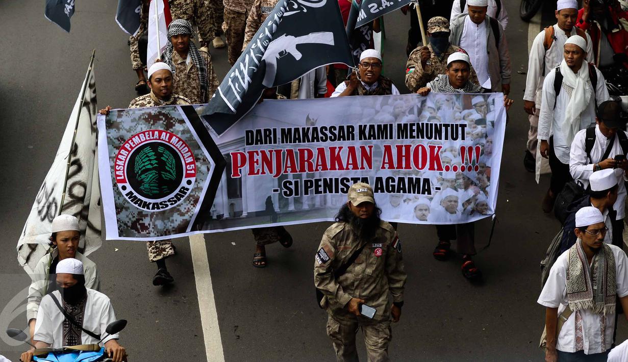 Massa ormas Islam dari berbagai titik mulai bergerak menuju Masjid Istiqlal, Jakarta Pusat, yang dijadikan titik kumpul, Jumat (4/11). Sambil berjalan, mereka bershalawat dan membawa atribut, seperti bendera dan poster. (Liputan6.com/Faizal Fanani)