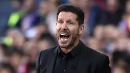 Pelatih Atletico Madrid, Diego Simeone berteriak memberikan arahan kepada anak asuhnya saat melawan Garanada CF pada lanjutan La Liga Spanyol di Stadion Vicente Calderon, Madrid (17/4/2016) malam WIB. (AFP/Gerard Julien)