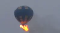  Balon tetap terus terbang saat api melahap keranjang yang ditumpangi 3 orang. 