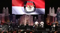  (ki-ka) Cagub DKI Jakarta nomor 1 Agus Harimurti Yudhoyono-Sylviana, nomor 2 Basuki T Purnama-Djarot Saiful Hidayat, dan nomor 3 Anies Baswedan-Sandiaga Uno berdoa sebelum debat perdana Cagub DKI-Jakarta, Jumat (13/1). (Liputan6.com/Faizal Fanani)