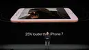 Penjelasan tampilan terbaru produk Apple oleh Phill Schiller saat peluncuran di Steve Jobs Theatre, California, Selasa (12/9). Pengeras suara pada iPhone 8 dan 8 Plus 25% lebih nyaring dari iPhone 7 dan 7 Plus. (AP Photo/Marcio Jose Sanchez)