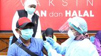 Khofifah meninjau vaksinasi bagi komunitas warga Flobamora - Nusa Tenggara Timur (NTT) Surabaya. (Dian Kurniawan/liputan6.com)