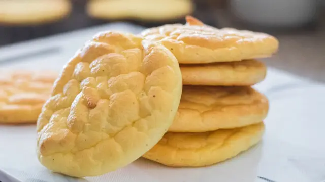 Ilustrasi Cloud Bread Keto | hip2keto.com