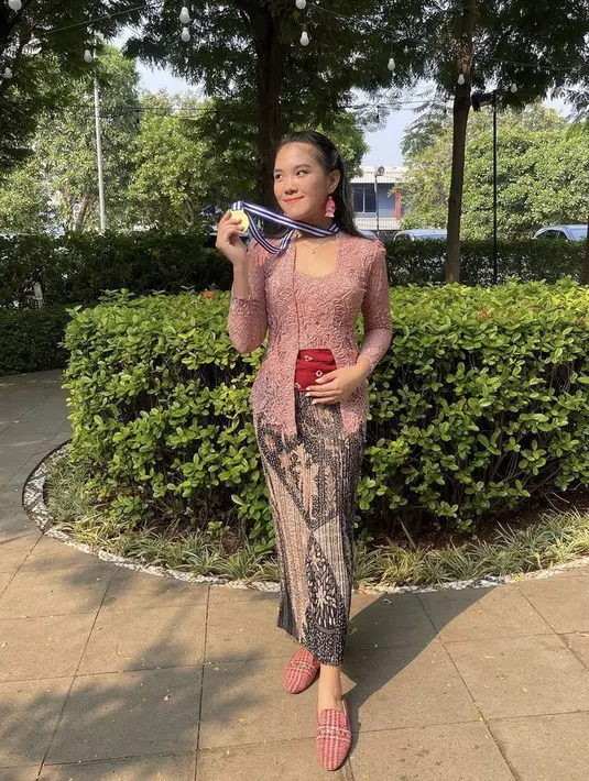 Di hari wisudanya, Kirana tampil berkebaya model kutu baru lace warna rose gold dipadukan obi merah dan kain batik plisketnya. . @kiranavelovoiceee