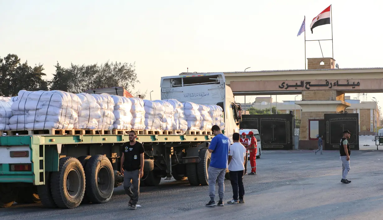 Sebuah truk bermuatan bantuan kemanusiaan menunggu izin di sisi Mesir dari penyeberangan Rafah dengan Jalur Gaza, untuk melaju menuju wilayah Palestina yang terkepung, pada tanggal 27 Juli 2025. (Foto oleh AFP)