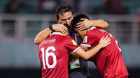 Selebrasi pelatih Timnas Indonesia U-17, Bima Sakti bersama dua pemainnya, Amar Brkic (kiri) dan Rizdjar Nurviat setelah bermain Imbang 1-1 dengan Timnas Panama U-17 pada laga kedua Grup A Piala Dunia U-17 2023 di Stadion Gelora Bung Tomo (GBT), Surabaya, Senin (13/11/2023). (Bola.com/Bagaskara Lazuardi)