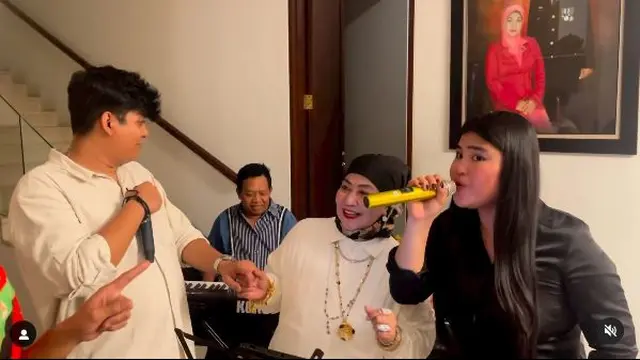 Sempat Berseteru, Ini 6 Potret Dewi Perssik Nyanyi Bareng Meldi di Acara Keluarga