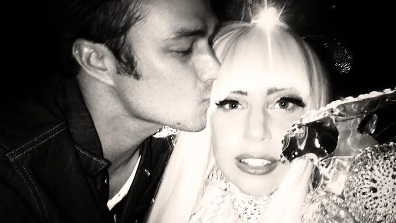 Lady Gaga Dapat Ciuman Mesra Dari Taylor Kinney