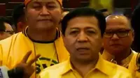 Setya Novanto terpilih menjadi ketua umum Partai Golkar. Sementara itu, seorang ibu marah ditilang polisi, padahal melakukan pelanggaran.