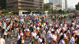 Srikandi Milenial menggelar flash dance di Car Free Day (CFD) kawasan Thamrin, Jakarta, Minggu (29/9/2019). Kegiatan ini dalam rangka mewujudkan energi positif bagi masyarakat. (Liputan6.com/Herman Zakharia)