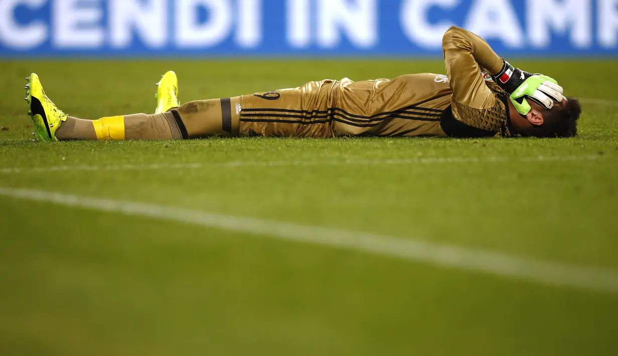 Ekspresi Gianluigi Donnarumma usai gawangnya kebobolan saat mewalan Juventus dalam pertandingan Liga Italia Serie A di stadion Juventus di Turin pada 10 Maret 2017. (AFP Photo/Marco Bertorello)