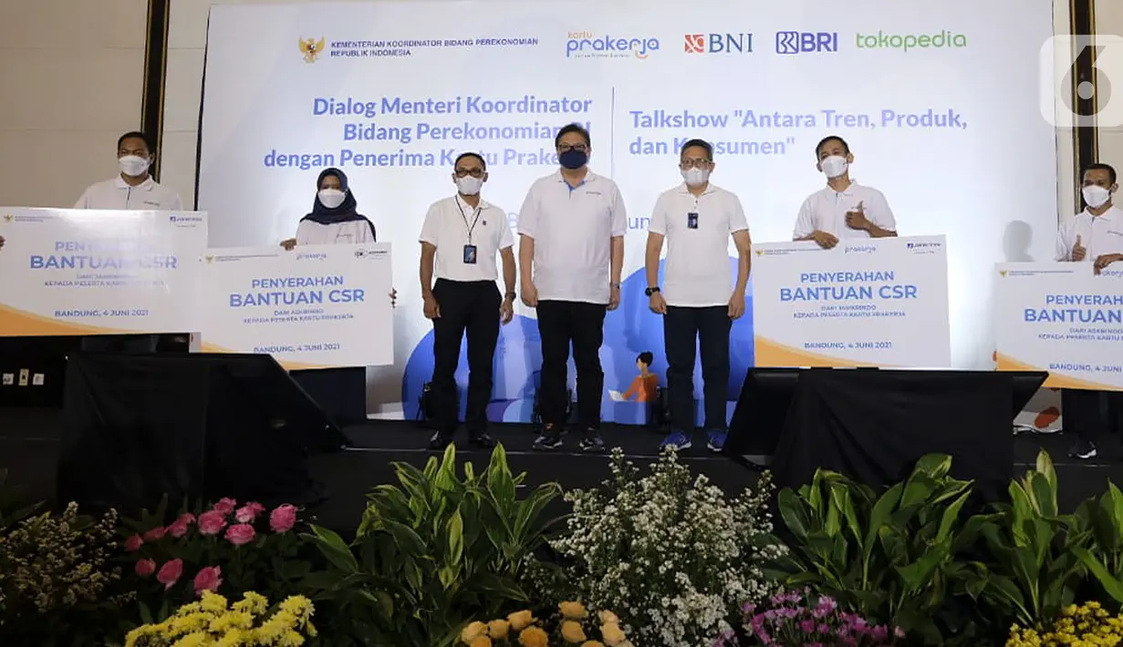 Para pelaku UMKM Penerima Kartu Prakerja foto bersama usai menerima bantuan CSR berupa kebutuhan gerobak dan etalase roda di di Bandung, Jumat (04/06/2021). Bantuan tersebut diharapkan mampu membantu pelaku UMKM kembali meniti usahanya di massa pandemi.  (Liputan6.com/HO/Askrindo)