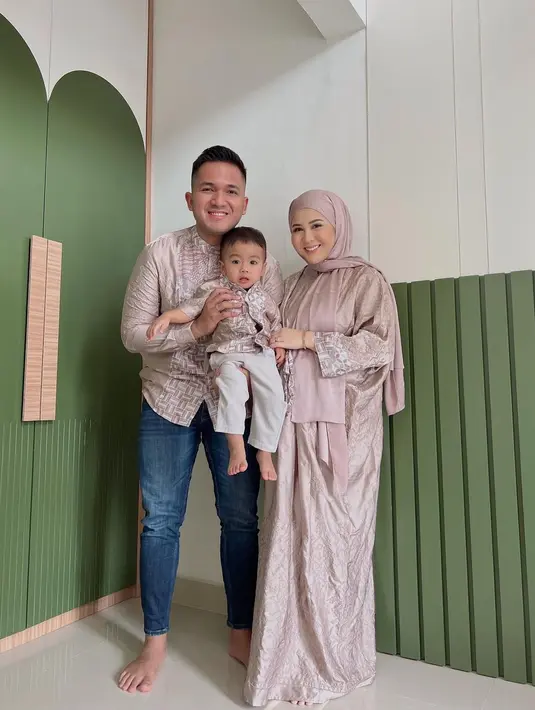 <p>Serasi bersama suami dan anak, busana Kesha Ratuliu wajib ditiru. Warna rose gold memberi tampilan mewah dan manis yang cocok digunakan saat hari raya. [Instagram/kesharatuliu05]</p>