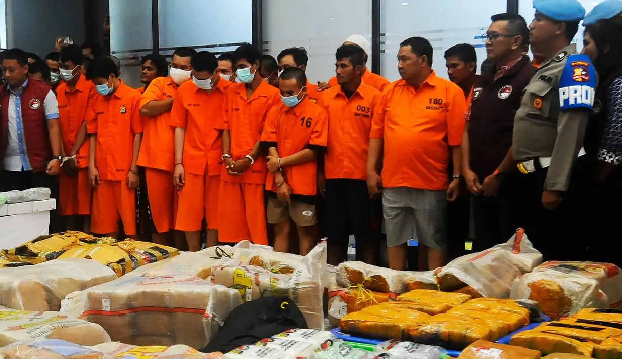 Bareskrim Polri menahan 136 tersangka pengedar narkoba berikut bang bukti narkotika jenis sabu seberat 1,07 ton, ganja 1,12 ton, 357.731 butir pil ekstasi, 6.300 butir pil Happy Five, serta Ketamine 932,3 gram. (merdeka.com/Arie Basuki)