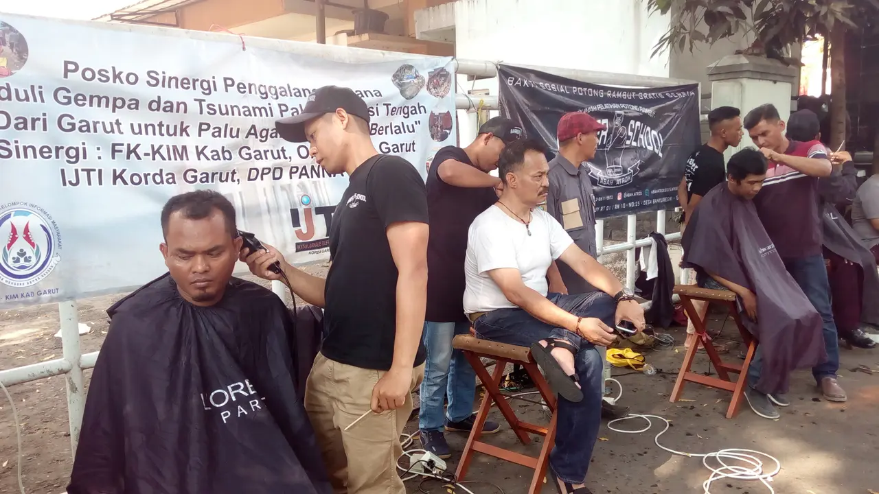 Cukur gratis komunitas tukang cukur untuk korban gempa Palu-Donggala