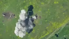 Foto yang diambil dari video yang dirilis oleh Layanan Pers Kementerian Pertahanan Rusia pada Senin (5/6/2023), menunjukkan sebuah kendaraan militer Ukraina dihantam selama pertempuran di Ukraina. Kementerian Pertahanan Rusia mengatakan militer Rusia menangkis upaya Ukraina untuk melancarkan serangan di bagian selatan wilayah Donetsk pada hari Minggu. (Russian Defense Ministry Press Service via AP)