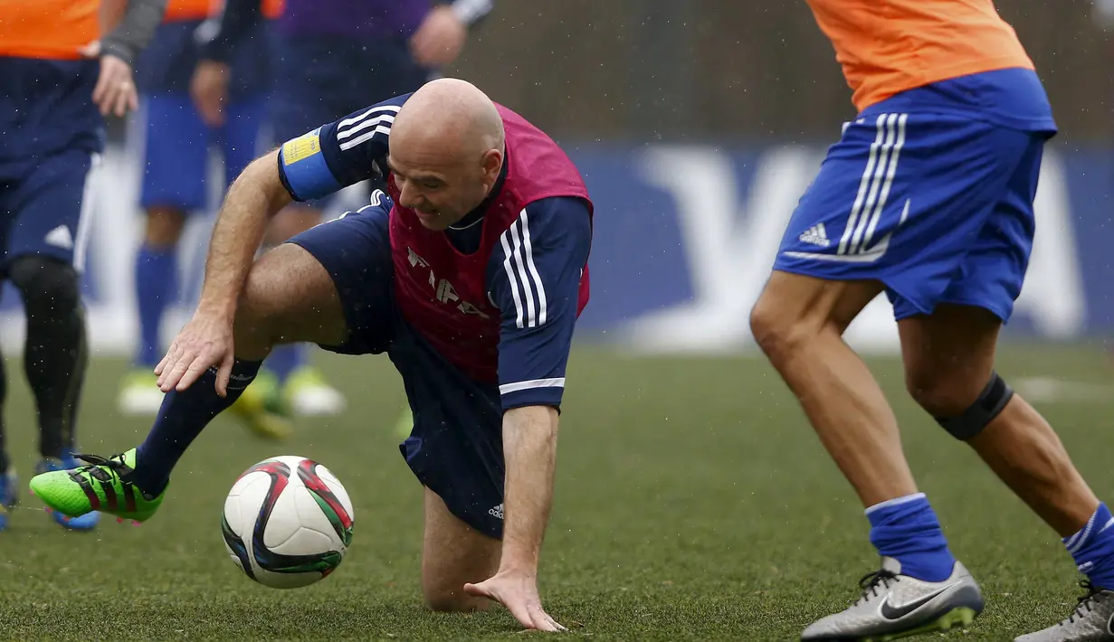 Presiden FIFA yang baru Gianni Infantino bermain bola saat pertandingan persahabatan di markas FIFA, Zurich , Swiss 29 Februari 2016. Pertandingan diikuit oleh karyawan dan para tamu yang di undang. (REUTERS / Arnd Wiegmann)