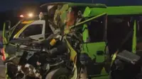 Isuzu Elf hijau tampak ringsek jadi korban kecelakaan beruntun yang melibatkan delapan kendaraan terjadi di KM 487 Ruas Tol Semarang-Solo di wilayah Boyolali, Jawa Tengah, Jumat (14/4/2023). (Liputan6.com/ Dok Ist)