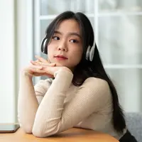 ilustrasi perempuan santai/BongkarnGraphic/Shutterstock