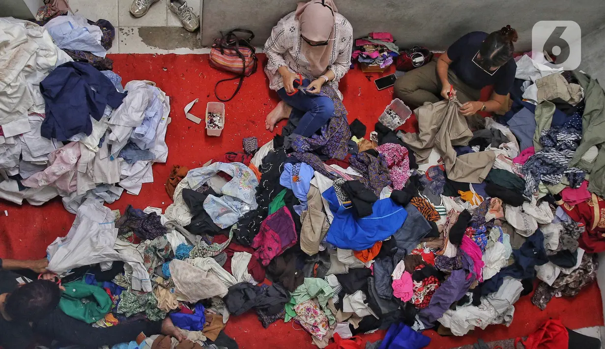 Sebelum diolah kembali, aksesoris yang melekat pada pakaian bekas tersebut harus dilepaskan. (Liputan6.com/Angga Yuniar)