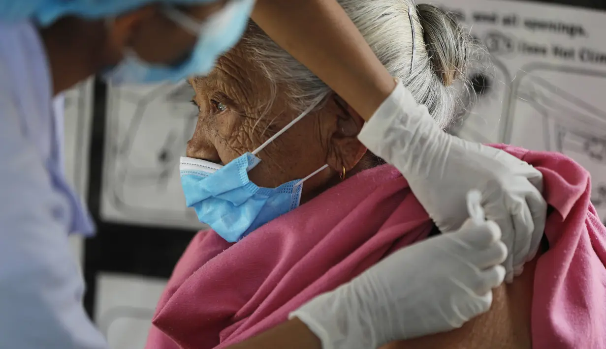 Seorang lansia menerima vaksin virus corona COVID-19 AstraZeneca di Kathmandu, Nepal, Senin (9/8/2021). Hingga 8 Agustus 2021, kasus virus corona COVID-19 Nepal mencapai 717.486. (AP Photo/Niranjan Shrestha)