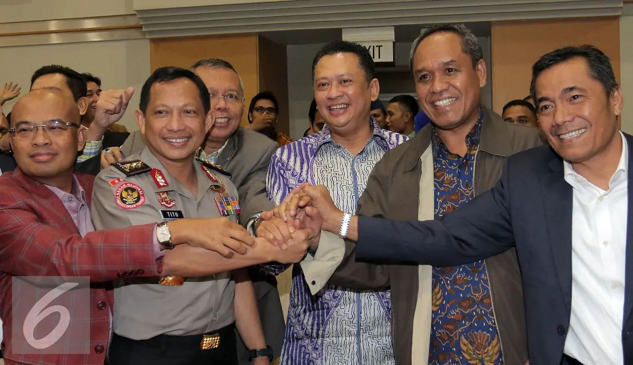 Calon tunggal Kapolri Komjen (Pol) Tito Karnavian (kedua kiri) foto bersama Komisi III usai mengikuti Uji Kelayakan dan Kepatutan Calon Kapolri oleh Komisi III DPR, Jakarta, Kamis (23/6). (Liputan6.com/Johan Tallo)