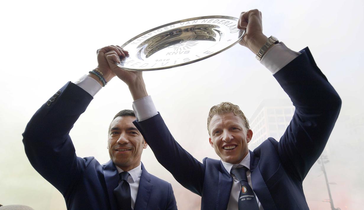 Dirk Kuyt (kanan) dan pelatih Feyenoord, Giovanni van Bronckhorst mengangkat trofi juara Eredivisie 2016-2017 di Rotterdam, Belanda, (15/5/ 2017).  (EPA/Olaf Kraak)