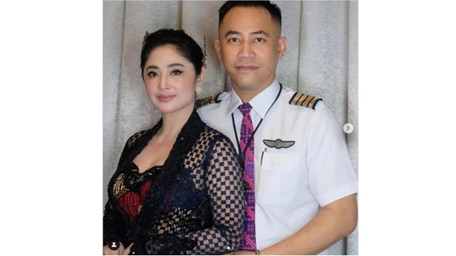 Sempat Dikira Putus, Ini 6 Potret Dewi Perssik dan Rully yang Makin Mesra