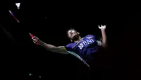 Pebulu tangkis tunggal putra Indonesia, Chico Aura Dwi Wardoyo saat menghadapi tunggal putra Singapura, Loh Kean Yew pada laga babak 32 besar Kejuaraan bulu tangkis Indonesia Open 2023 di Istora Senayan, Jakarta, Rabu (14/6/2023). Chico Aura Dwi Wardoyo kalah dua game langsung 15-21, 21-23. (Bola.com/Bagaskara Lazuardi)