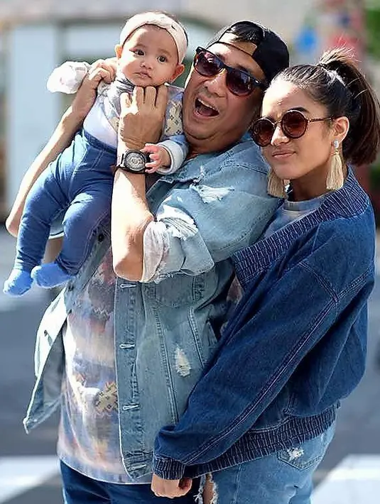 Di akun Instagramnya, Sys menuliskan bahwa di foto ini ia sedang bersama anak perempuan dan cucunya. “Aku bareng : cucu cewekku Schaléa & Anak cewekku Sadhé,” tulisnya. (Instagram/sys_ns)