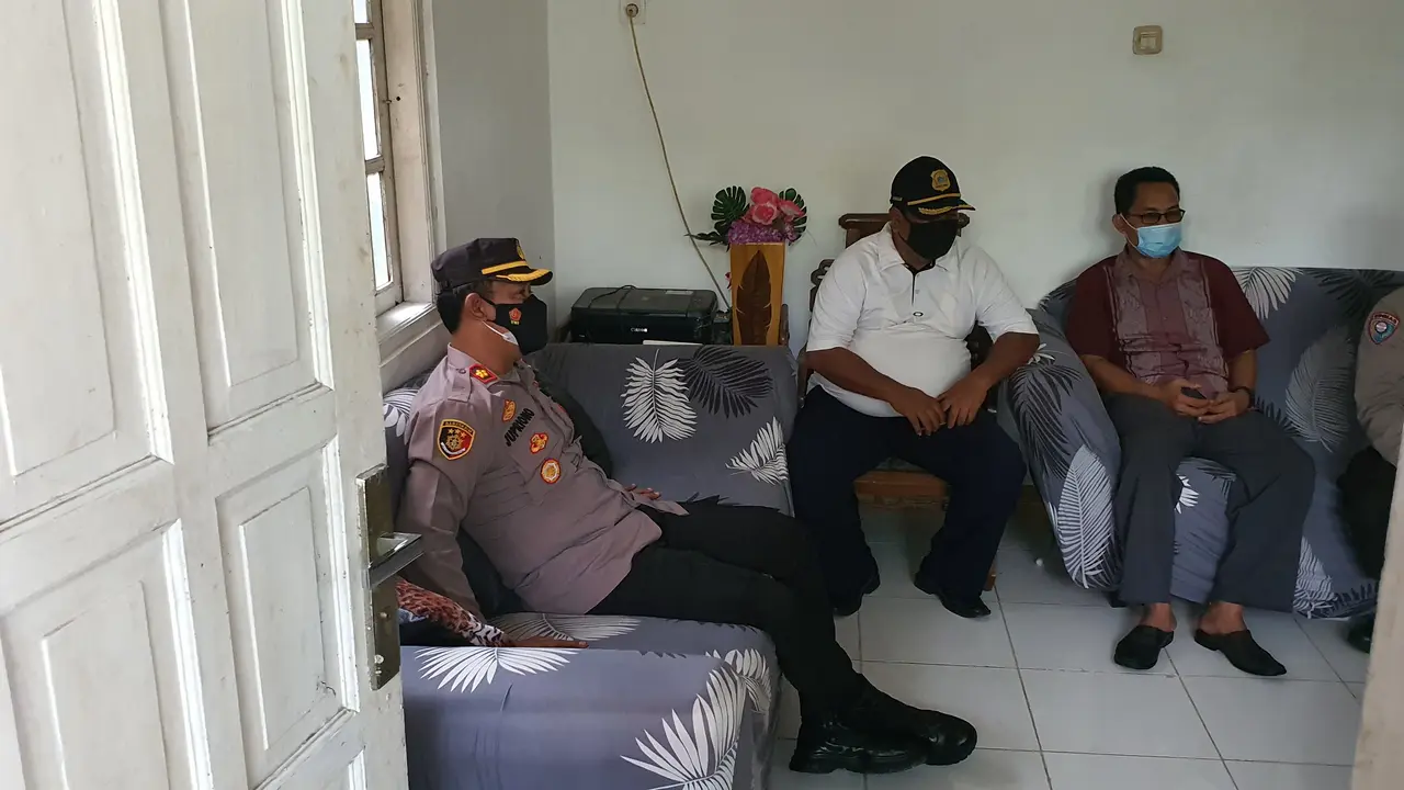 Kapolsek Ciracas Kompol Jupriono mendatangi rumah keluarga terduga teroris ZA di Kelurahan Kelapa Dua Wetan, Kecamatan Ciracas, Jakarta Timur.