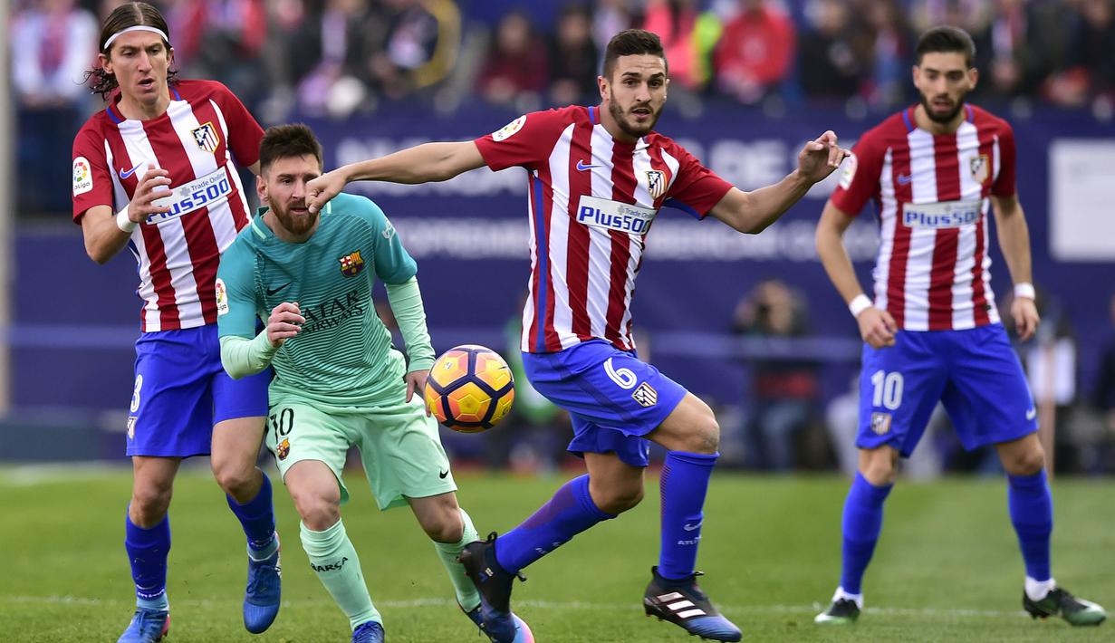 Bintang Barcelona, Lionel Messi, berebut bola dengan pemain Atletico Madrid. Pada laga ini Barcelona turun memakai formasi 3-3-1-3, sementara Atletico menggunakan skema 4-4-2. (AFP/Gerard Julien)