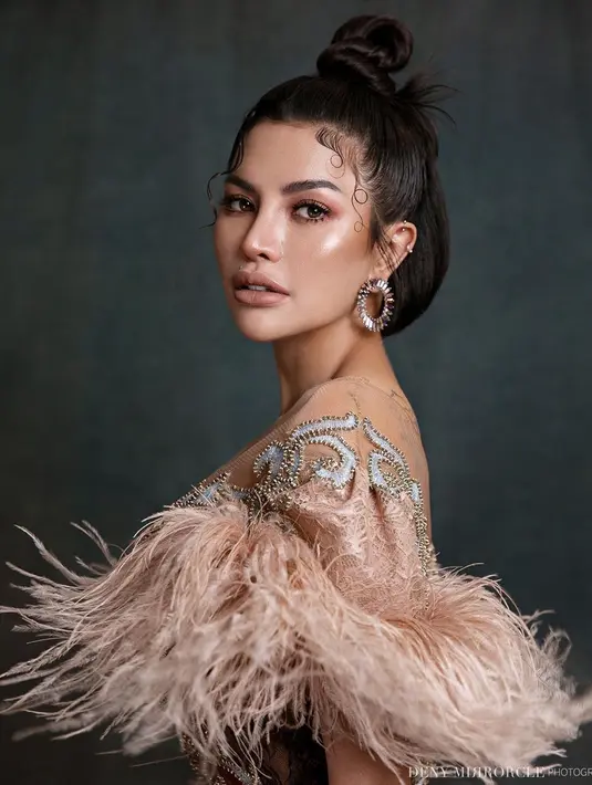 Gaya rambutnya yang disanggul juga menambah kesan anggun dan elegan berpadu dengan outfitnya. Penampilannya semakin sempurna dengan penggunaan anting berwarna silver. (Liputan6.com/IG/@nikitamirzanimawardi_172)