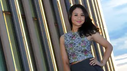 Saat sesi pemotretan, senyum indah selalu menghiasi dara cantik pelantun 'Haruskah Ku Mati' yang pernah dipopulerkan oleh ADA Band, Jakarta, Sabtu (14/2/2015). (Liputan6.com/Panji Diksana)