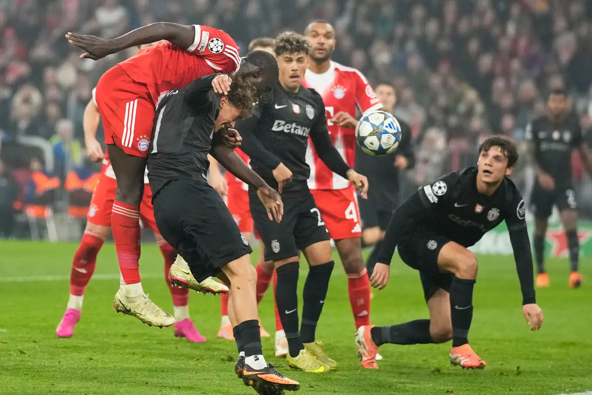 Aksi Dayot Upamecano (kiri) di laga Bayern vs Sporting CP di matchday 6 league phase Liga Champions 2025/2026 di Allianz Arena, Rabu (10/12/2025) dini hari WIB. (AP Photo/Matthias Schrader)