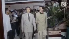 Anwar Ibrahim adalah mantan PM Malaysia yang dijebloskan ke penjara oleh Najib Razak. Kini Mahathir berjanji akan meminta raja untuk memaafkan dan membebaskan Anwar.