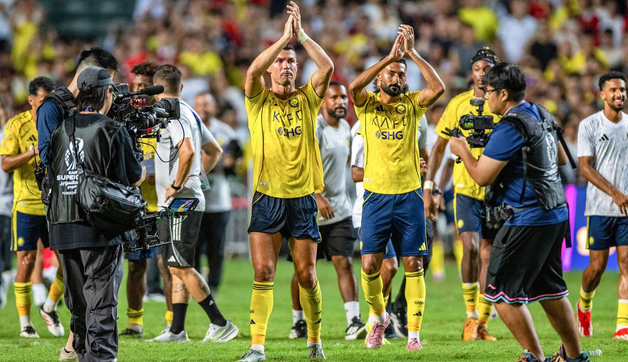 Pemain Al-Nassr, Cristiano Ronaldo (tengah) memberikan tepuk tangan penghormatan untuk penonton setelah laga semfinal Saudi Super Cup 2025 melawan Al-Ittihad di Hong Kong Stadium, Hong Kong, Selasa (19/08/2025) waktu setempat. (AFP/Wun Suen)