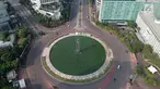 Foto Udara suasana jalan yang lengang di Jalan Thamrin, Jakarta, Jumat (15/6). Pada Hari Raya Lebaran hari pertama, sejumlah ruas jalan di Jakarta tampak sepi dan lengang, berbeda dengan kondisi normal yang padat dan macet. (Liputan6.com/Arya Manggala)