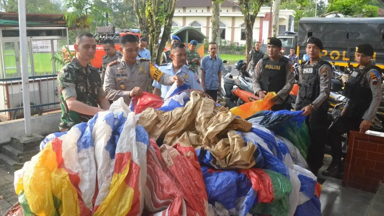 Polisi dan TNI di Wonosobo menyita balon udara yang berpotensi menganggu penerbangan . (Liputan6.com/Polres Wonosobo/Muhamad Ridlo)
