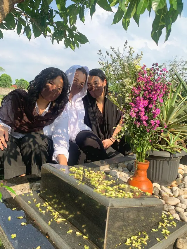 6 Potret Reza Artamevia Bebas Rehabilitasi Narkoba, Ketemu Anak sampai Ziarah ke Makam