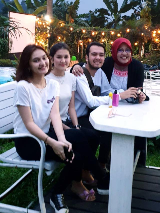 Jarang Terekspos, Ini 6 Potret Kebersamaan Zoe Jackson dan Ibunda