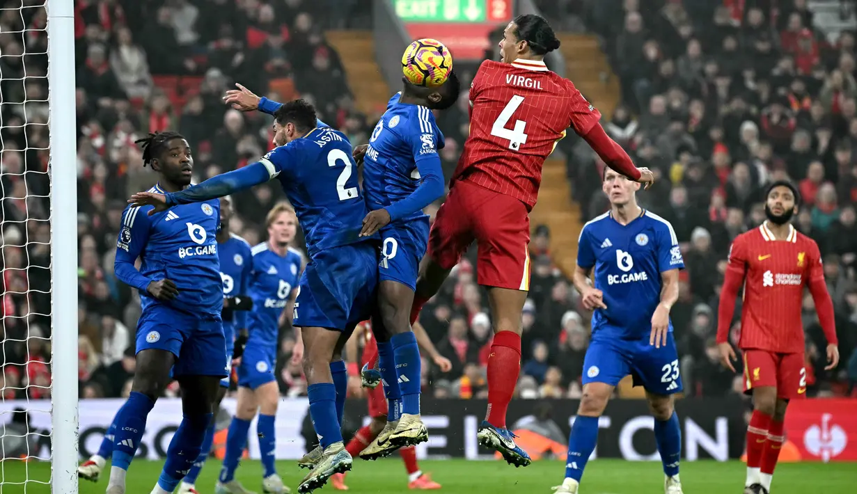 Menjamu Leicester City, The Reds tampil impresif dan meraih tiga poin penting. Tim racikan pelatih Arne Slot juga tampil tangguh dan membekuk tim tamu Leicester City dengan skor 3-1. (Paul ELLIS/AFP)