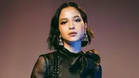 Penampilan Putri Marino di film The Architecture of Love jadi salah satu yang ditunggu tahun. Di Gala Premiere tersebut, Putri Marino cosplay jadi Human Chanel. [@putrimarino]