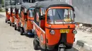 Saat ini, jumlah bajaj oranye yang masih berkeliaran di Ibukota mencapai sekitar 8.000 unit, dari jumlah keseluruhan 14.000 unit, (25/10/14). (Liputan6.com/Miftahul Hayat)
