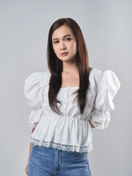 Kini, Dea Annisa pun genap berusia 28 tahun. Melalui akun Instagram, dirinya pun mengunggah momen pemotretan terbarunya sebagai tanda bertambahnya usia. (Liputan6.com/IG/@deaaannisa)