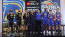 Sejumlah pemain Prawira Harum Bandung dan Satria Muda berfoto bersama dalam acara Media Day IBL 2025 di KYZN Kuningan, Jakarta Selatan, Kamis siang (12/12/2024). (Bola.com/M Iqbal Ichsan)