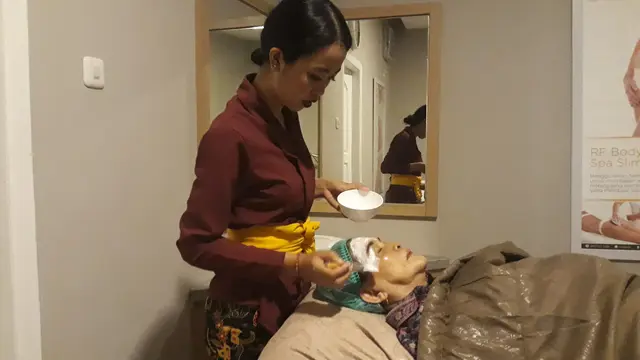 Salah satu pelanggan oriskin sedang menjalani perawatan kecantikan