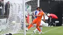 Alvaro Negredo dengan mudah memasukan bola ke gawang Wiener Sport Klub. (Bola.com/Reza Khomaini)